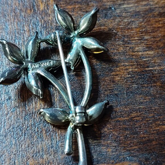 Vintage Monet Signed Floral Brooch Pin Silvertone Vibrant Beautiful Rhinestones - Picture 9 of 9